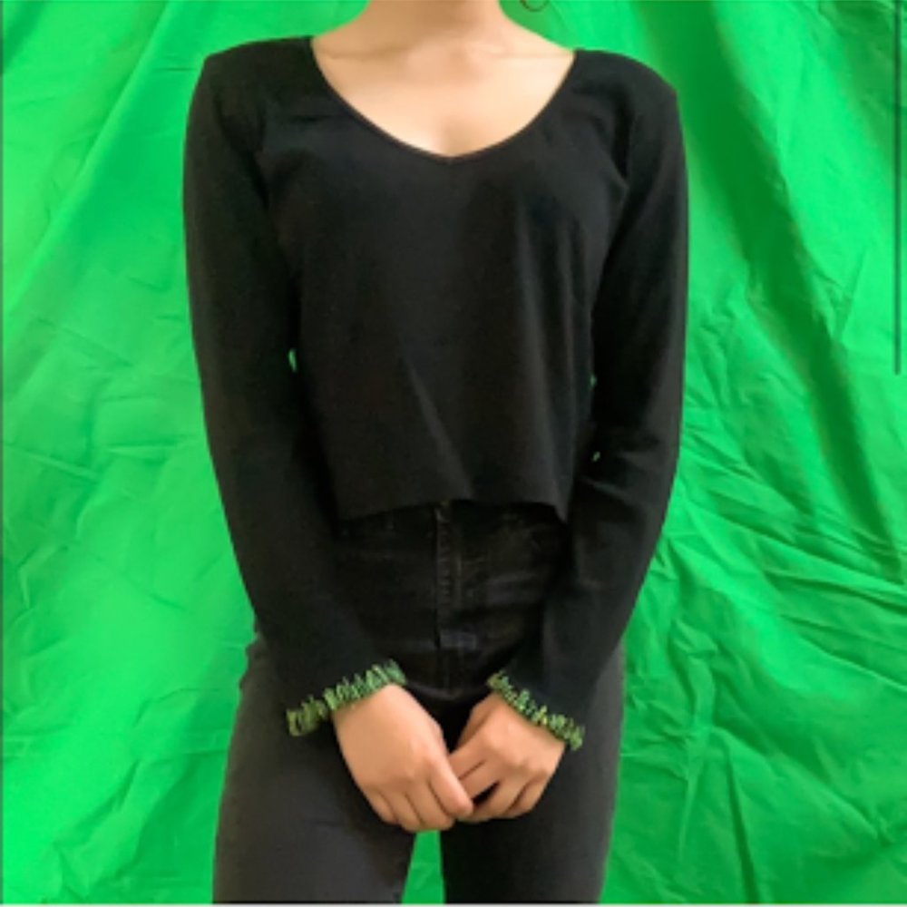 V-neck long-sleeve with embroidered grass